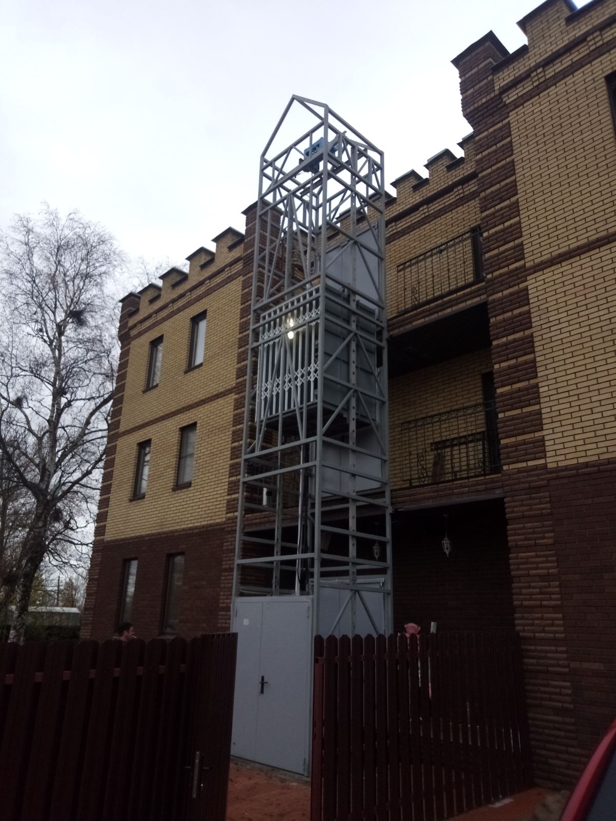 Подъемник в металлокаркасной шахте, 500 кг, Санкт-Петербург